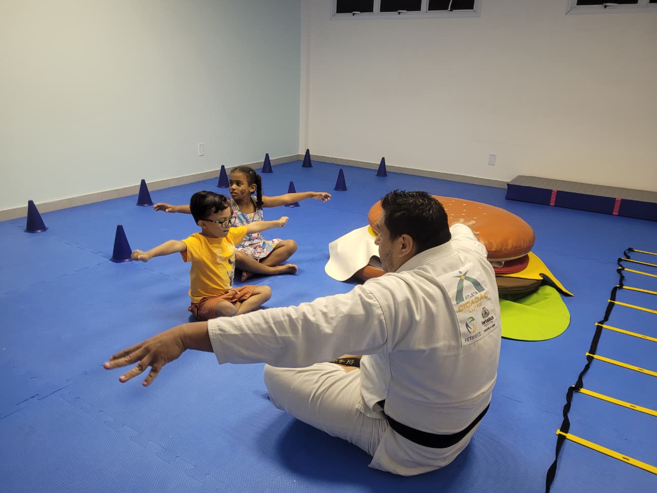 grupo de pessoas posa para a foto